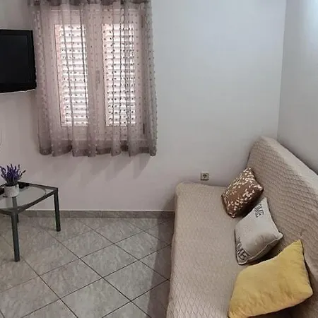 In Near Stunning Beaches Apartment