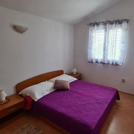 In Near Stunning Beaches Apartament